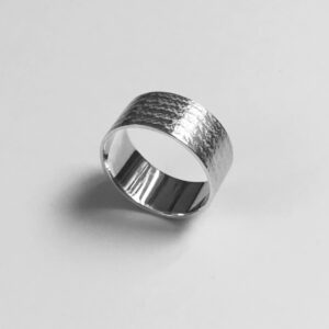 Bague motif stries