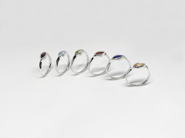 Bague Navette en argent avec pierre fine colorée